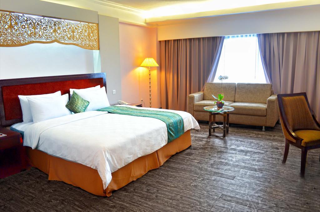 Kyriad Bumiminang Hotel Padang  Extérieur photo
